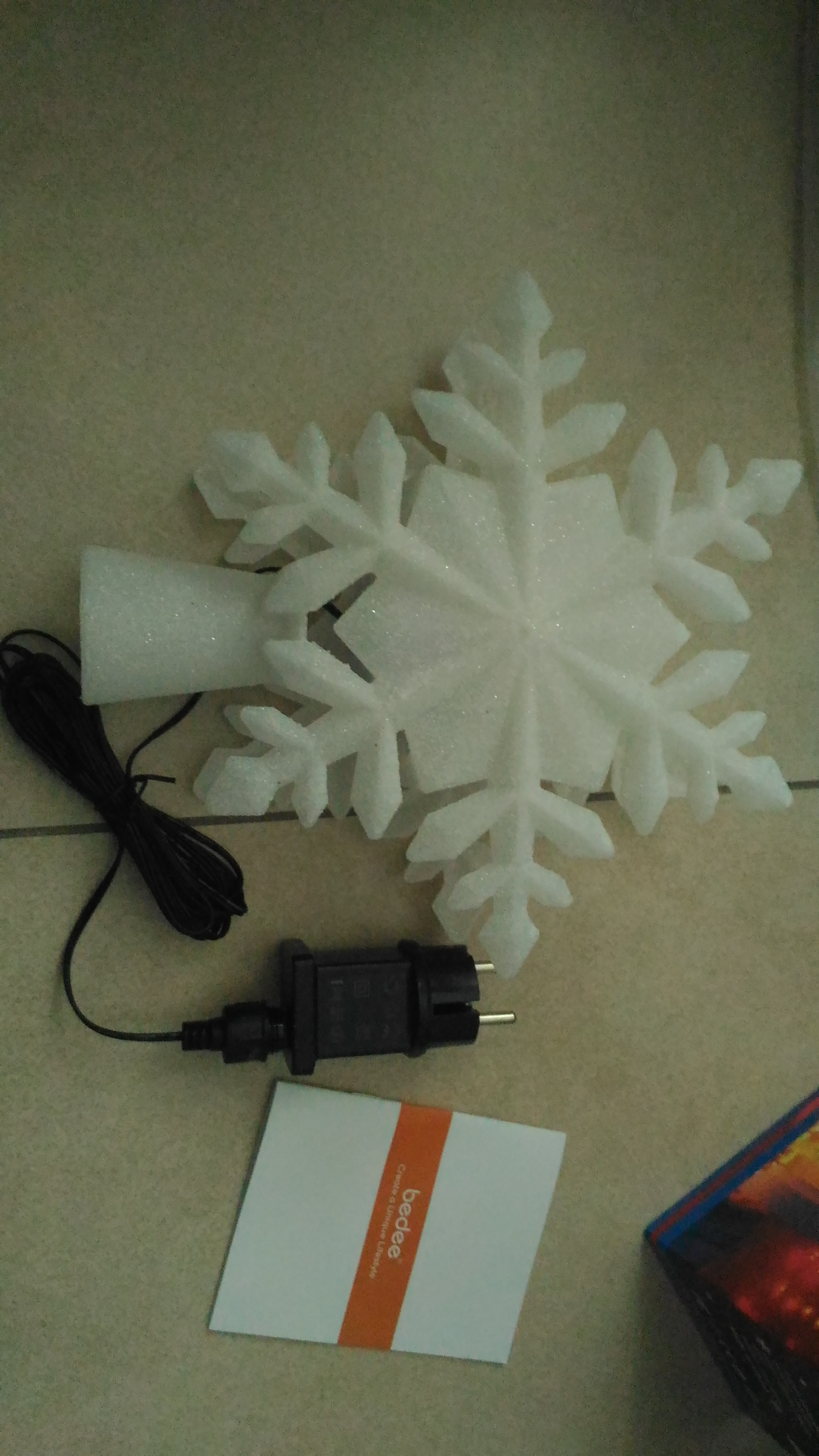 Puntale proiettore a fiocco di neve con luce dinamica per un’atmosfera natalizia suggestiva