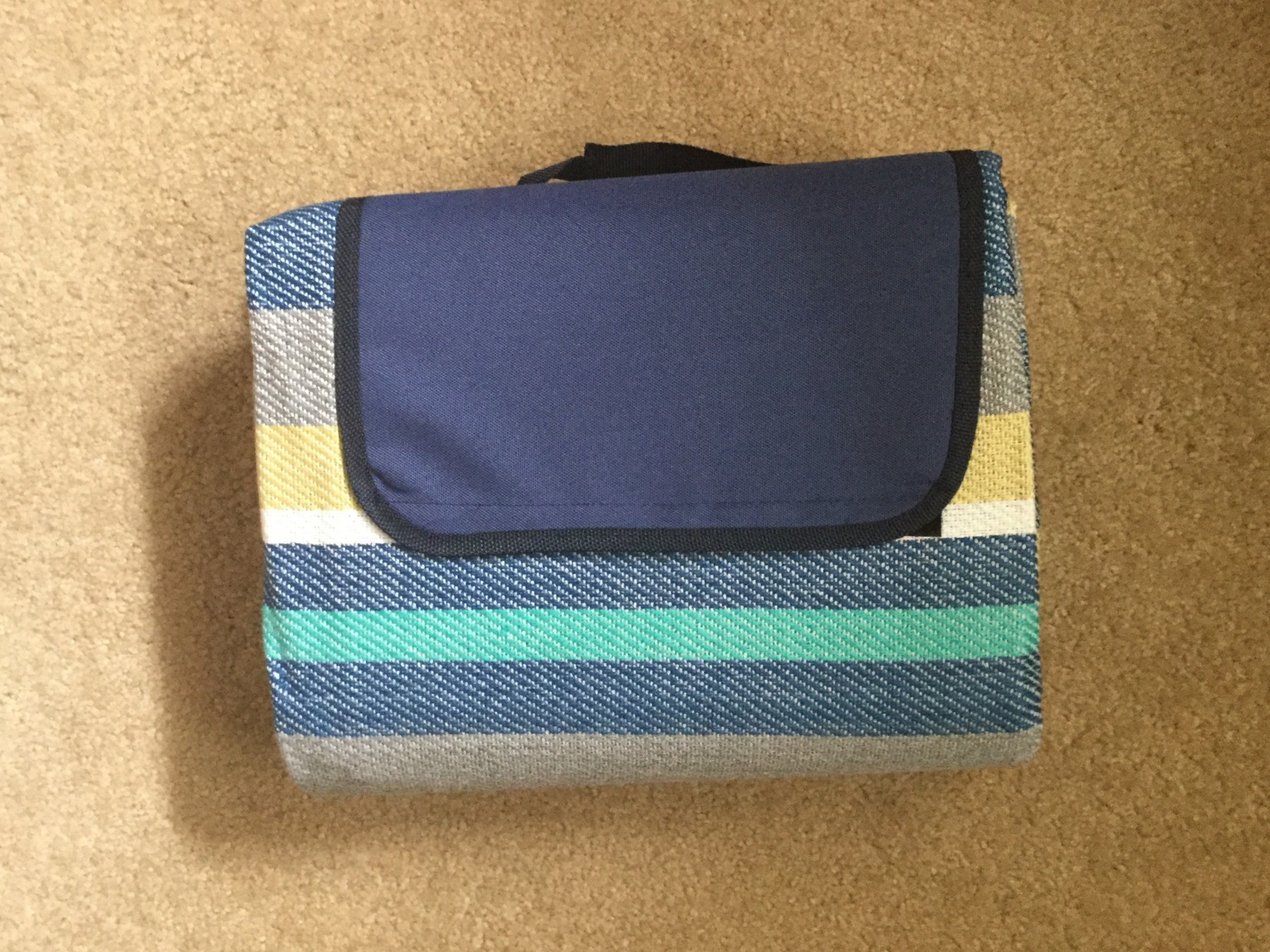 Convenient carry picnic blanket