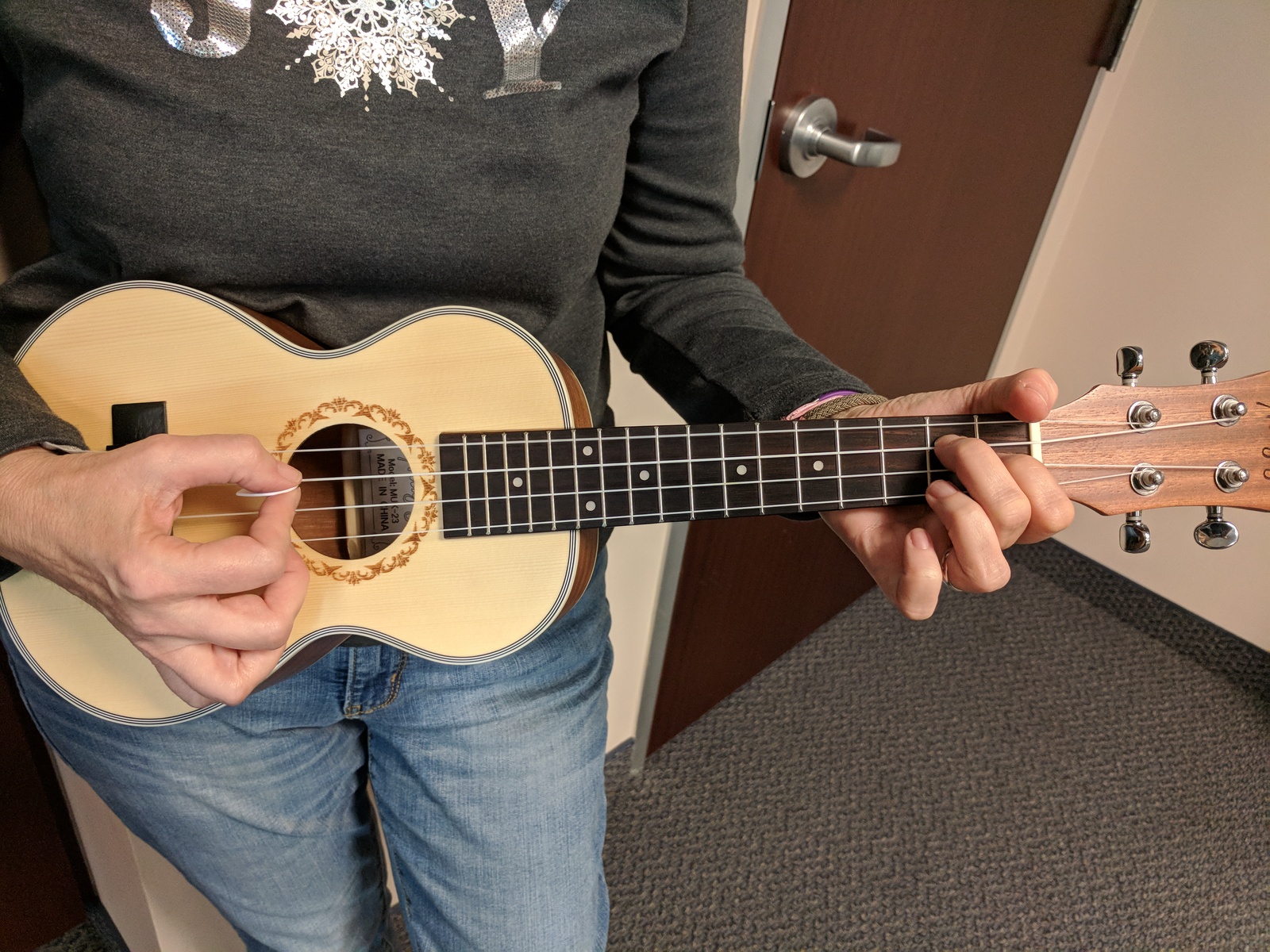 Awesome Ukulele with very nice carry case.