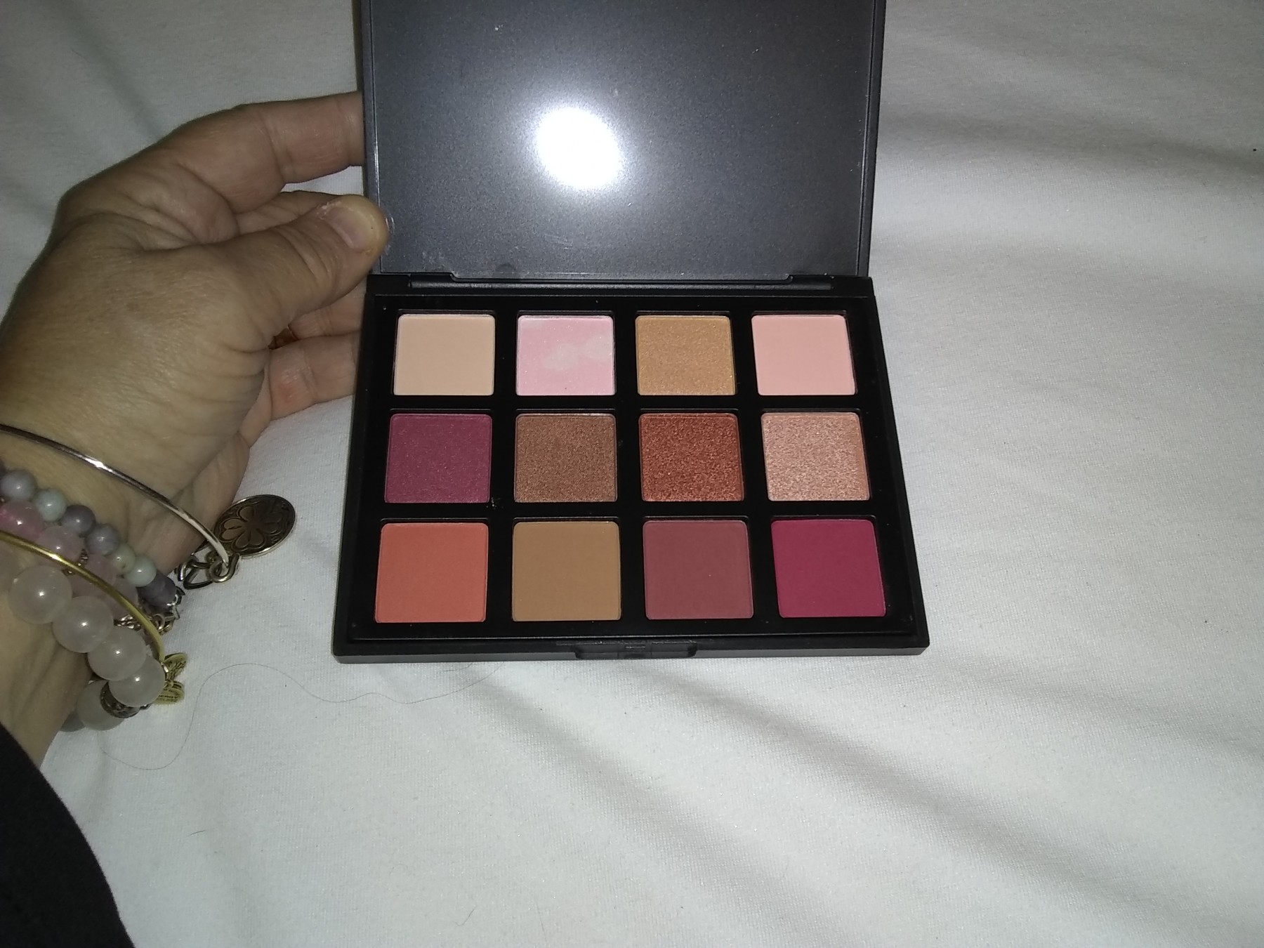 Very pretty Warm color eyeshadow palette !