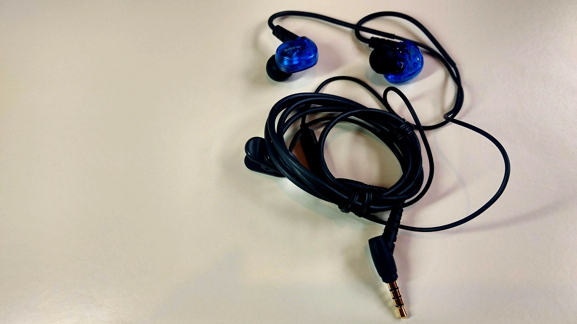 Adorer Sports Wired Earphones With Microphone