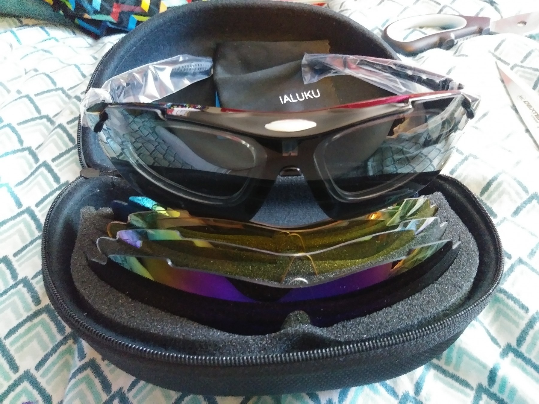 IALUKU Cycling Sunglasses Polarized with 5 Interchangeable Lenses, Sports Sunglasses for Men Women Driving Baseball Fishing Golf (Black, 79)