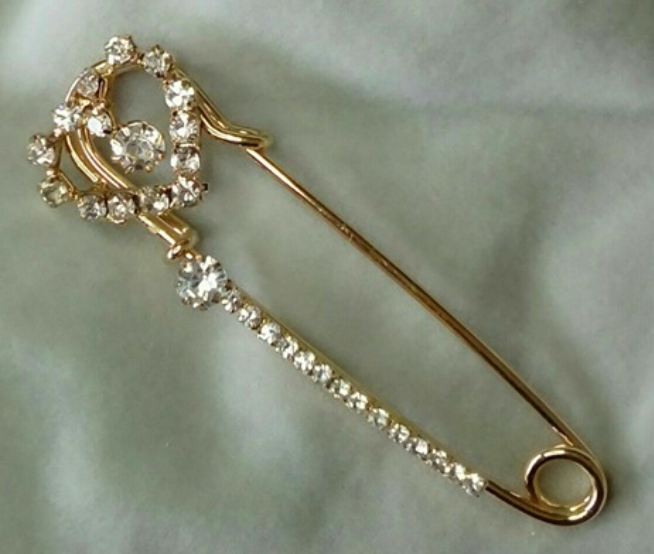 Beautiful and sparkly gold safety pin for scarves and lapels!