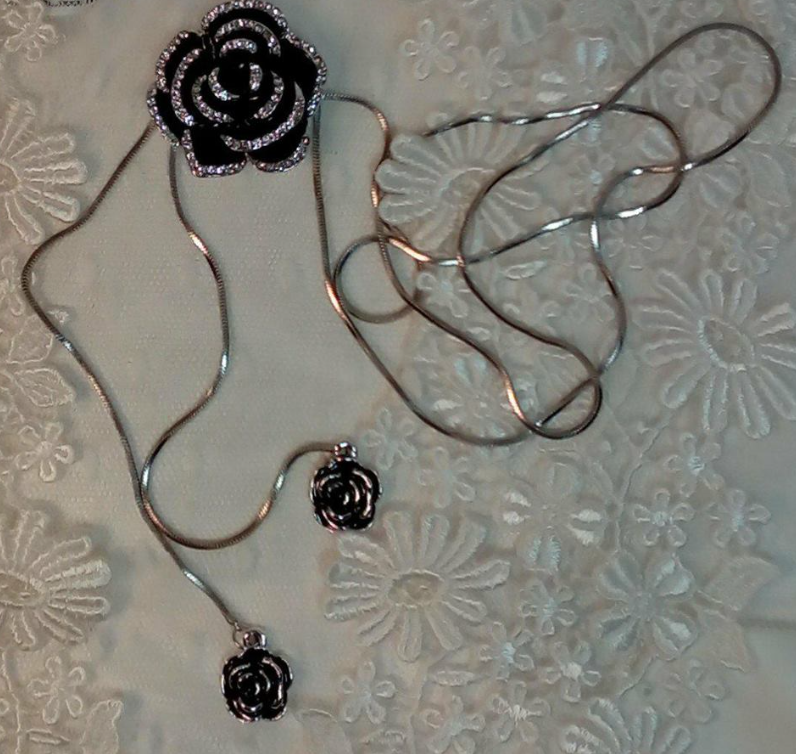 Classy and Elegant Black Rose Necklace!