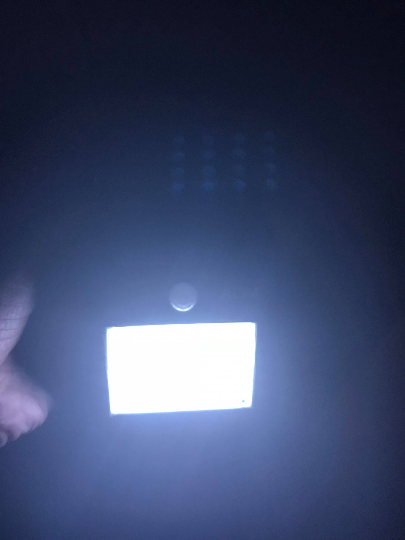 Luz suficiente y genial el sensor de luz y movimiento para que solo se encienda de noche y al detectar a una persona
