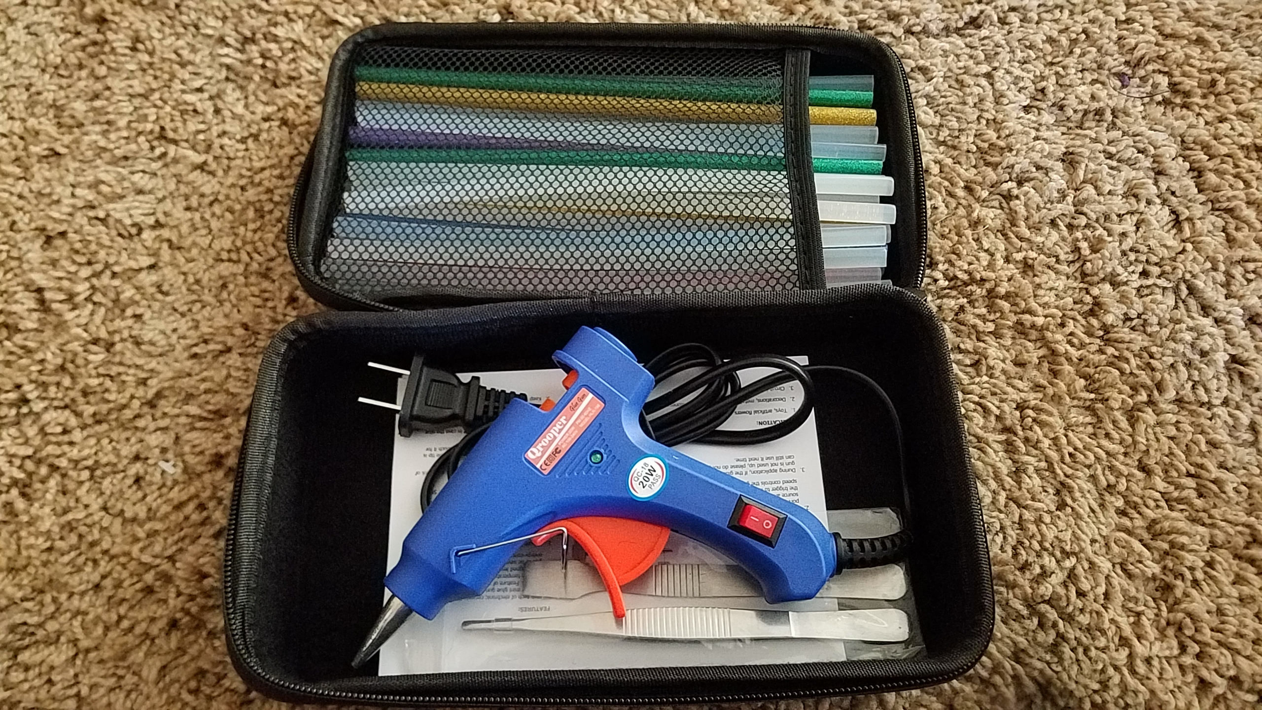 Excellent small hot glue gun for the hobbyist and professional as well.