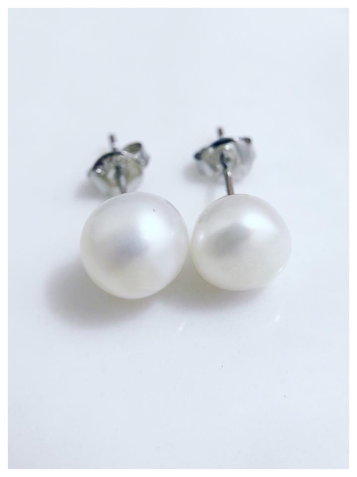 Beautiful pearl earrings to accessorize any outfit with!
