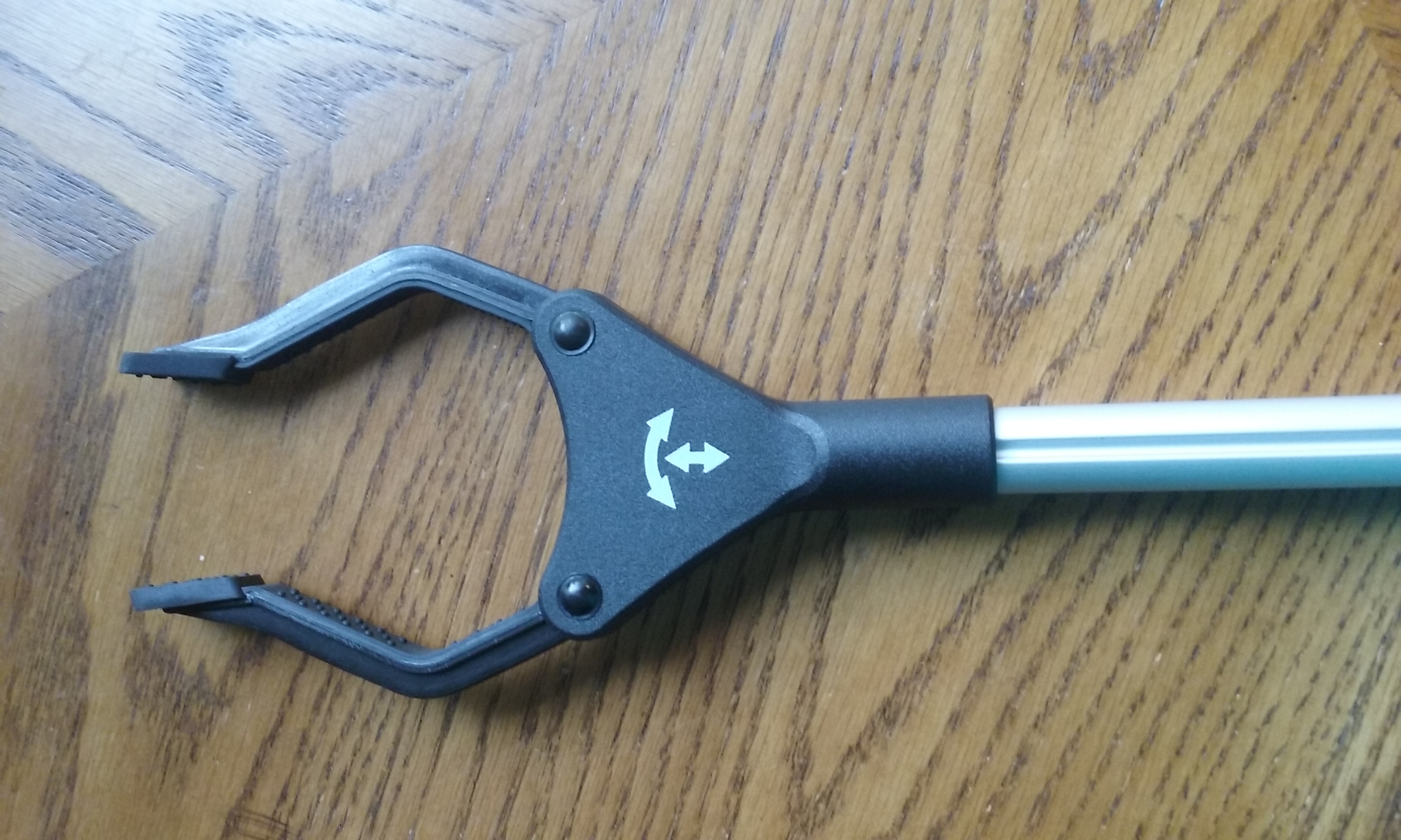 FOLDABLE REACHING TOOL