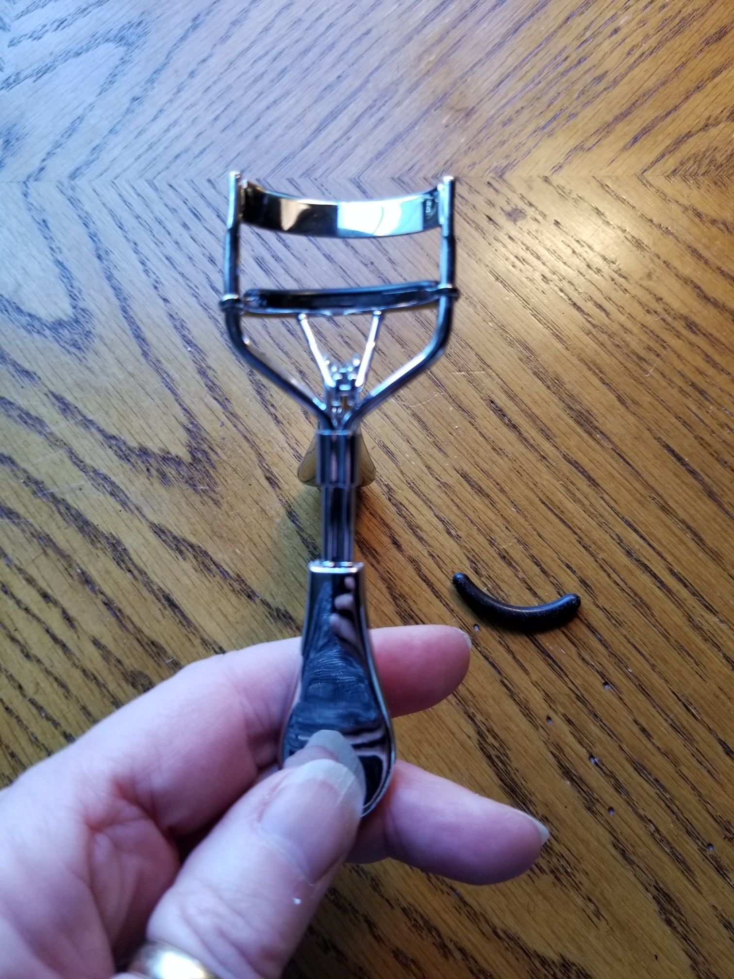 COMPACT EYELASH CURLER