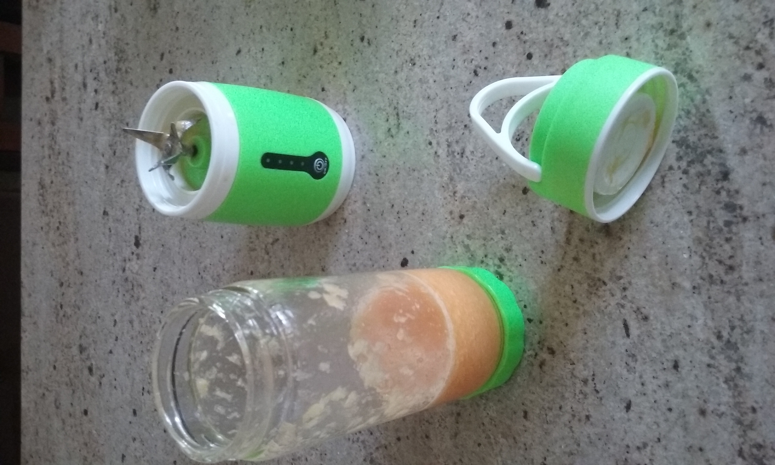 RECHARGEABLE SINGLE-SERVING SMOOTHIE MIXER